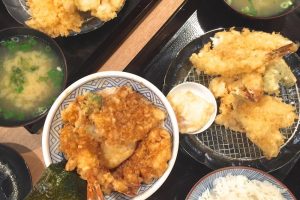 ワイキキで味わう秘伝のタレ、行列のできる店「金子半之助」の天丼